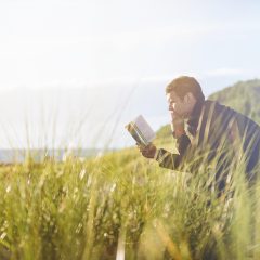 合规负责人谭小满在整理公开便所第二季读者反馈邮件，便签贴满墙面，光线温暖